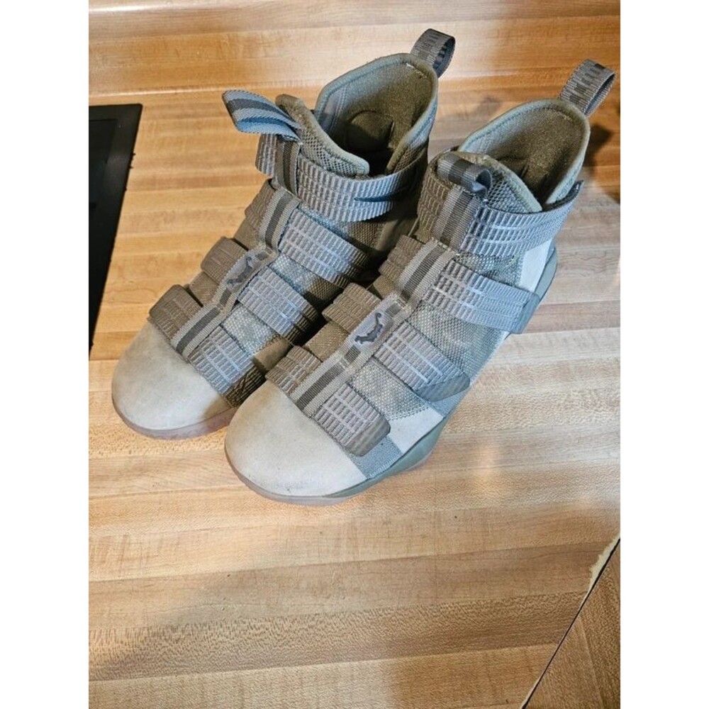 LeBron Basketball Shoes Gray Multi Strap Snea8kers